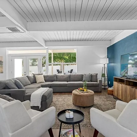 Just Wow! - Heated Pool - 10 Mins To Beach - Games
